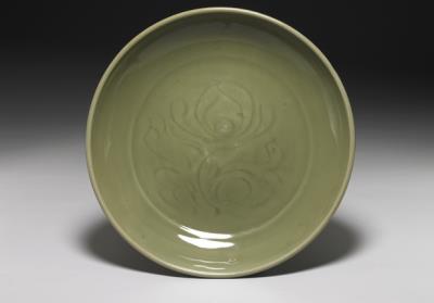 图片[2]-Dish with incised lotus pattern in celadon glaze, Longquan ware. Ming dynasty, 15th -16th century.-China Archive